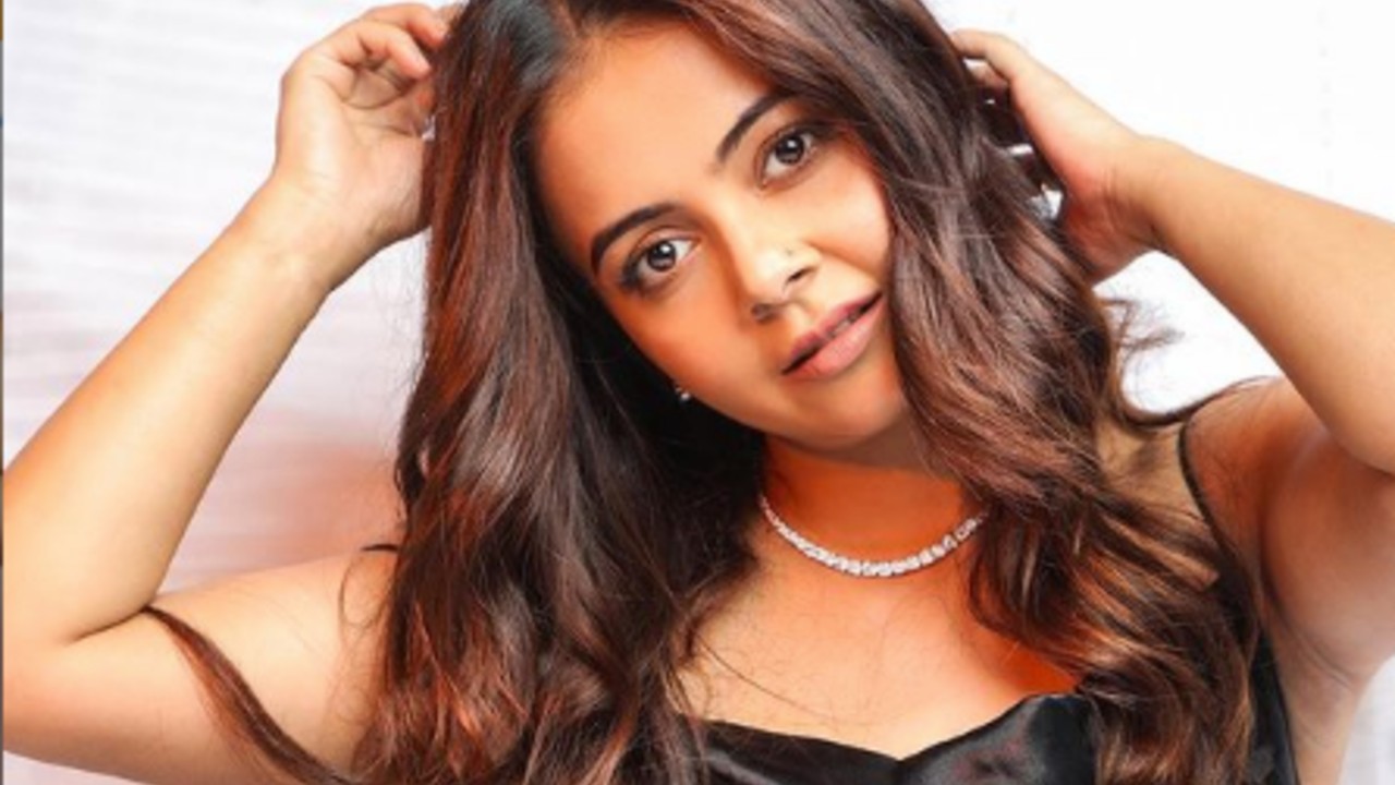 DEVOLEENA-BHATTACHARJEE-SURPRISES-BY-POSTING-BELLY-DANCING