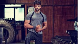 HRITHIK-ROSHAN-FLAUNTS-RIPPED-PHYSIQUE-IN-VIDEO