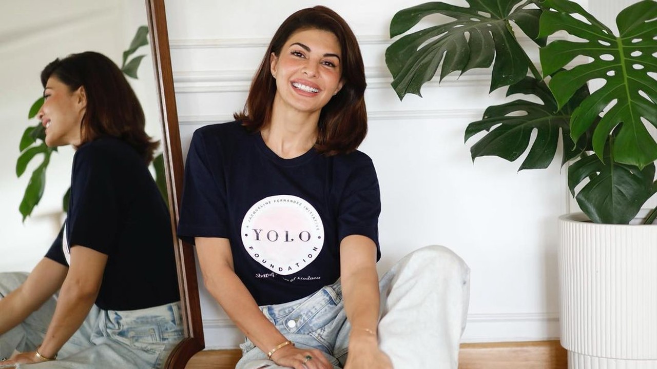 jacqueline-fernandez-at-home