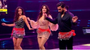 Janhvi-Kapoor-Gives-Ranveer-Singh-a-Fun-Belly-Dance-Lesson