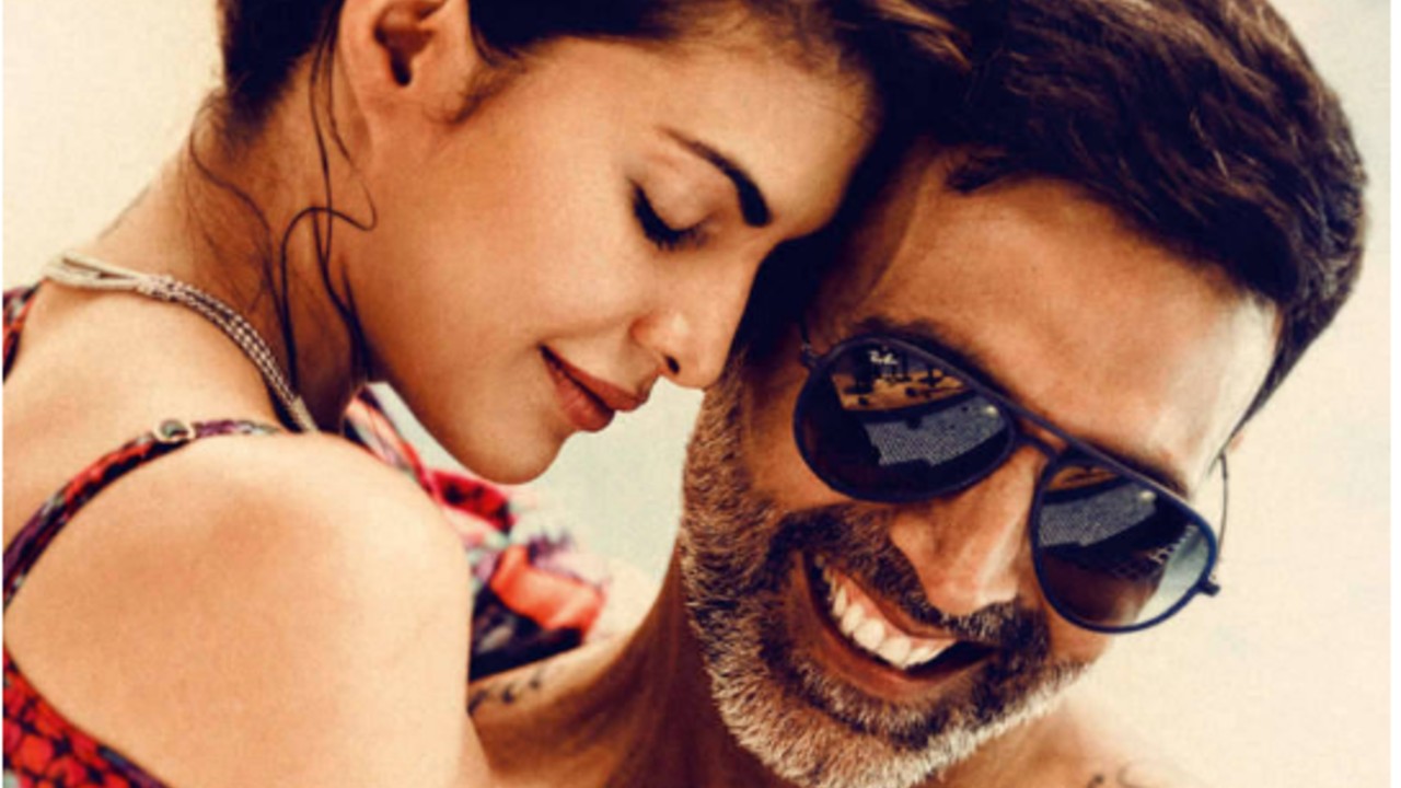 Akshay-Kumar-and-Jacqueline-Have-Fun-in-Helicopter